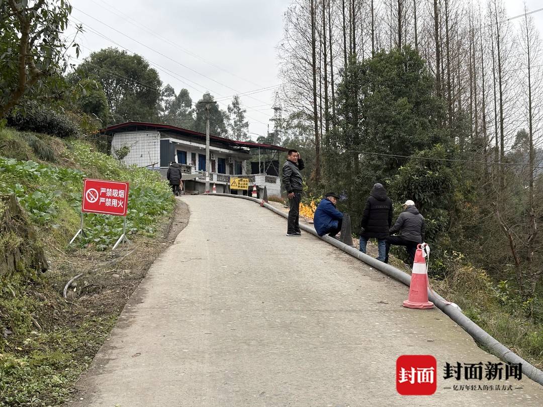 四川乐山一村道发生自燃现象，两个月不熄火引发关注